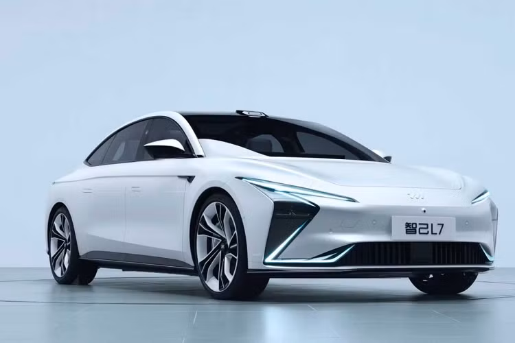  Zhiji L7 hoàn toàn mới là mẫu concept sedan thuần điện được phát triển bởi SAIC, Zhangjiang Hi-Tech và tập đoàn Alibaba. Chiếc xe sở hữu ngoại hình vô cùng độc đáo và thể thao với hốc hút gió lớn, dải đèn LED dài và sắc. Tuy nhiên, Zhiji L7 không tránh khỏi những nét giống xe Tesla.