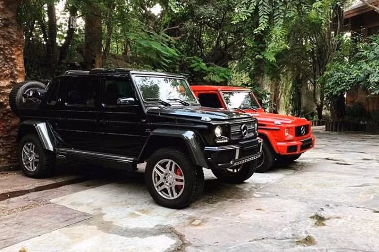 Khá thú vị là 2 chiếc xe Mercedes-Benz G-Class hàng độc này đã có dịp tề tựu cùng nhau trong một sự kiện quan trọng của 2 chủ nhân để mọi người có thể được chiêm ngưỡng hai quái vật đỉnh cao nhất của dòng xe Mercedes-Benz G-Class. Trong đó, chiếc SUV hạng sang 6 bánh Mercedes-Benz G63 AMG 6x6 được khoác bộ áo màu đen tương đồng với chiếc xe Mercedes-Maybach G650 Landaulet. Trong khi số lượng G63 AMG 6x6 chỉ được sản xuất giới hạn 100 chiếc, thì G650 Landaulet chỉ giới hạn 99 chiếc.