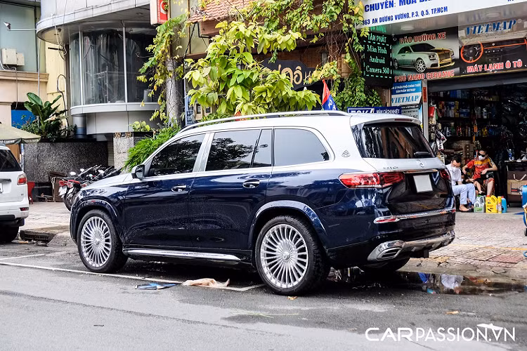 Đáng chú ý phải kể đến tuỳ chọn màu sơn xanh dương-bạc (Lunar Blue/Iridium Silver) của chiếc Mercedes-Maybach GLS 600 màu độc vừa bị bắt gặp trên đường phố Sài Gòn cách đây không lâu. Theo chia sẻ của vị chủ nhân, mẫu SUV siêu sang này được ông "tậu" về garage từ một đại lý chuyên kinh doanh xe hơi cao cấp tại Hà Nội, đồng thời là một trong những chiếc GLS 600 hiếm hoi ra biển kiểm soát TP HCM.