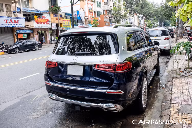 Maybach GLS được hoàn thiện một cách tinh xảo thể hiện từ việc cách âm siêu việt, hệ thống treo khí nén AIRMATIC tiêu chuẩn cho đến tùy chọn hệ thống treo chủ động E-ACTIVE BODY CONTROL cho phép xử lý ở nhiều loại mặt đường khác nhau... Xe được trang bị động cơ V8 tăng áp kép có dung tích 4.0 lít, sản sinh công suất tối đa 550 mã lực tại dải vòng tua từ 6.000–6.500 vòng/phút và mô-men xoắn cực đại đạt mức 730 Nm tại dải vòng tua 2.500–5.000 vòng/phút.