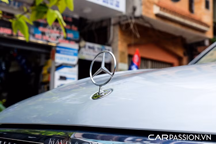 Cản trước mang vẻ bệ vệ nhờ lưới tản nhiệt cỡ lớn mạ chrome được thiết kế lại hoàn toàn với các nan dọc mảnh mai xếp sát nhau và dập chữ 'Maybach' ở vị trí trung tâm. Các khe hút gió phía dưới có tạo hình liền mạch đi kèm với cụm đèn chiếu sáng Multibeam LED hiện đại.