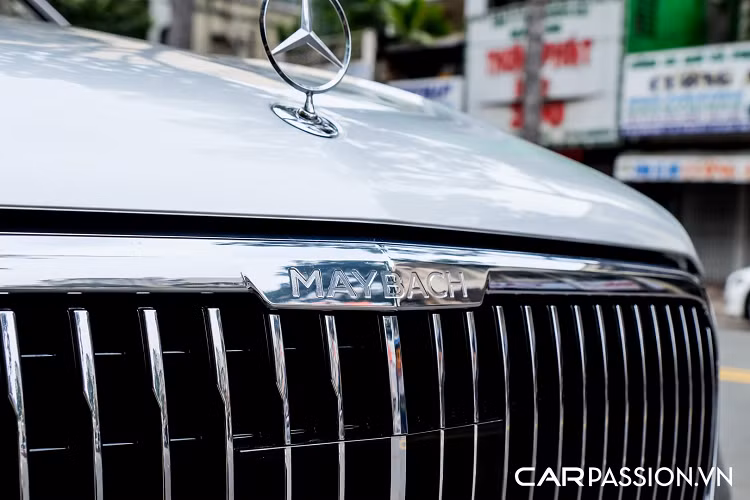 Theo công bố từ Mercedes-Benz, thương hiệu này cung cấp cho khách hàng đến 11 sự lựa chọn về màu sơn ngoại thất, đi cùng với đó là 8 tuỳ chọn với các lớp sơn hai tông màu vô cùng độc đáo. Việc chọn cho mình chiếc GLS 600 mang lớp sơn hai tông màu xanh dương-bạc (Lunar Blue/Iridium Silver) chứng minh độ "chịu chơi" của vị chủ nhân khi sẵn sàng chi ra một số tiền lớn để tạo sự khác biệt so với phần còn lại