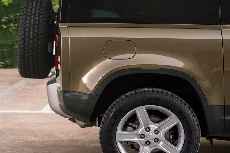 Ngoài ra, sự khác biệt khác có thể rất dễ nhận thấy ở Defender 90 so với phiên bản Defender 110 đó là kích thước chiều dài tổng thể. Defender 90 có kích thước chiều dài tổng thể 4.583mm ngắn hơn 435mm so với phiên bản Defender 110.