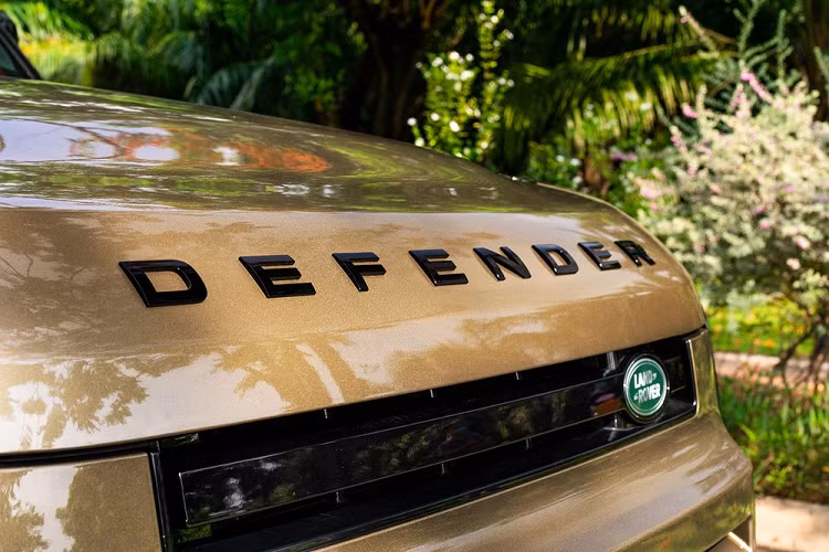 Tại thị trường Việt Nam, Land Rover Defender 90 sẽ được phân phối với 2 phiên bản bao gồm Defender 90 SE: trang bị động cơ xăng Ingenium dung tích 2.0L, công suất 300PS, mô-men xoắn cực đại 400Nm và Defender 90 X trang bị động cơ xăng Ingenium dung tích 3.0L, sống suất 400PS, mô-men xoắn cực đại 550Nm.