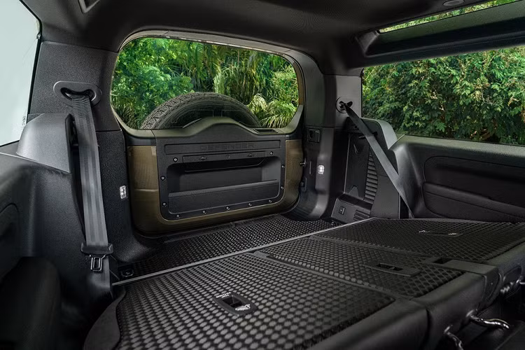 Giá xe Land Rover Defender 90 cũng đã sớm được nhà phân phối Phú Thái Mobility công bố như sau: Land Rover Defender 90 SE: 3,935 tỷ; Land Rover Defender 90 X: 6,555 tỷ. Giá bán của Land Rover Defender 90 thậm chí còn cao hơn cả Land Rover Defender 110 hiện đang phân phối chính hãng tại Việt Nam, với mức giá các phiên bản dao động từ 3,815 đến 6,405 tỷ đồng.