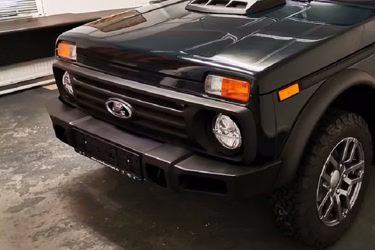 Sau 44 năm, xe việt dã biểu tượng này vẫn chưa "nghỉ hưu" khi mẫu xe SUV Lada Niva Bronto được bổ sung phiên bản mới tại thị trường quê nhà Nga. Được phát triển dựa trên Lada Niva Legend 3 cửa, mẫu SUV này hứa hẹn mang đến khả năng vượt địa hình không có đối thủ.