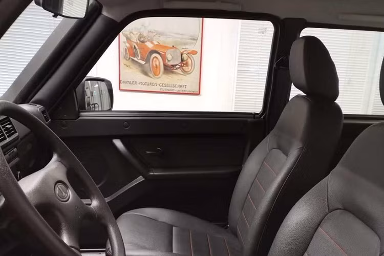 Dù là phiên bản nâng cấp mới nhưng mẫu xe SUV việt dã Lada Niva Bronto 2021 lại được trang bị nội thất khá lạc hậu, nó khiến người dùng liên tưởng đến những mẫu ôtô ra đời trong thập niên '80.