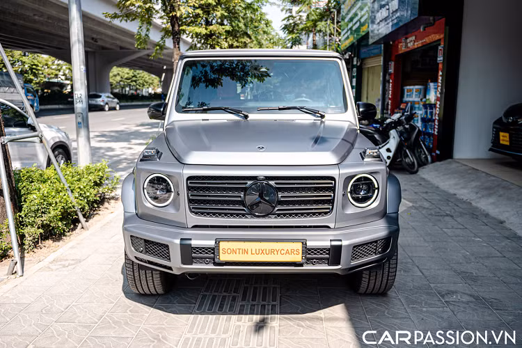 Ở gói trang bị này, loạt chi tiết chrome ở ngoại thất của xe như logo, lưới tản nhiệt, ốp gương hay thậm chí là bộ vành xe cũng được sơn màu đen bóng. Gói trang trí ngoại thất này về tổng thể rất hợp với màu sơn trên xe.