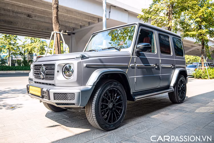 Hiện tại, ở thị trường Việt Nam mới chỉ có khoảng 4 chiếc Mercedes-Benz G350d bản máy dầu, tuy nhiên chiếc xe này lại cực khi khác biệt khi sở hữu loạt trang bị đắt giá. Phiên bản G350d thông thường sẽ chỉ sở hữu những trang bị cơ bản, lốp sơ cua phía sau được bọc bạt da, nội thất sở hữu loạt trang bị cơ bản. Tuy nhiên chiếc xe này đã được đơn vị nhập khẩu đặt hàng và lựa chọn nhiều tùy chọn đắt giá, màu sơn trong bảng màu cá nhân hóa cùng nhiều trang bị tiện nghi.