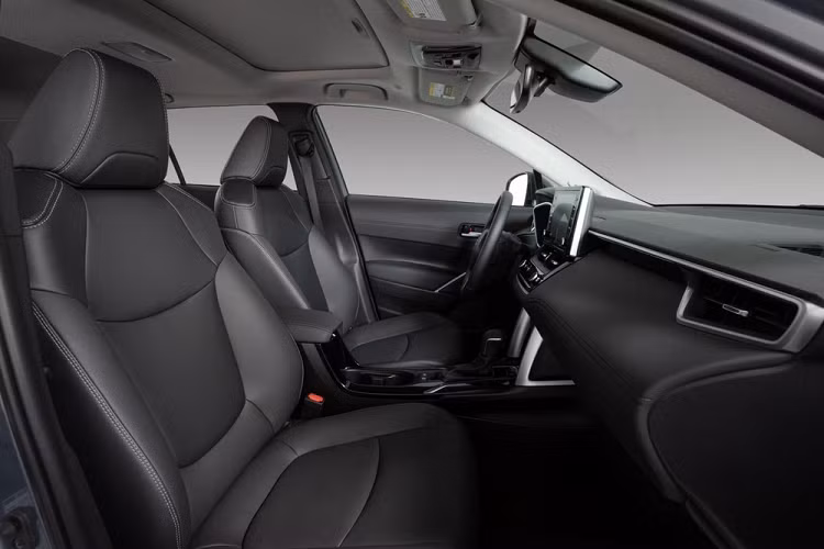 Chưa hết, Toyota Corolla Cross 2022 còn có cụm đèn hậu mượt mà và cửa cốp chỉnh điện. Bên dưới xuất hiện cản sau bằng nhựa màu đen và tấm ốp gầm giả sơn màu giống thân xe. Về kích thước, Toyota Corolla Cross 2022 sở hữu chiều dài 4.460 mm, chiều rộng 1.825 mm, chiều cao 1.646 mm và chiều dài cơ sở 2.640 mm. Như vậy, kích thước của mẫu crossover này nằm giữa Toyota C-HR và RAV4.