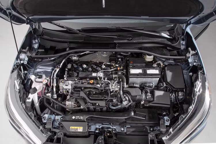 Bước vào bên trong khoang lái của Toyota Corolla Cross 2022, người dùng sẽ được chào đón bằng không gian nội thất khá giống Corolla thông thường. Xe cũng được trang bị vô lăng 3 chấu, những chi tiết trang trí bằng kim loại làm điểm nhấn và màn hình thông tin giải trí nằm độc lập trên mặt táp-lô.