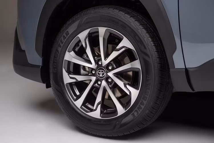 Về thiết kế, Toyota Corolla Cross 2022 tại Mỹ không có gì khác biệt so với xe đang bán ở Việt Nam. Được hãng Toyota miêu tả là "mẫu crossover mà bạn không biết là mình cần", Corolla Cross 2022 sở hữu thiết kế chịu ảnh hưởng từ đàn anh RAV4.