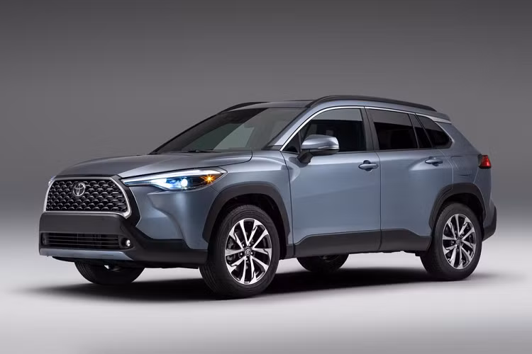  Toyota Corolla Cross mới là dòng crossover cỡ nhỏ đã lần đầu tiên trình làng vào hồi tháng 7 năm ngoái. Sau khi ra mắt, mẫu crossover này đã nhanh chóng được bày bán ở một số thị trường như Thái Lan và Việt Nam. Mãi đến nay, Toyota Corolla Cross mới ra mắt thị trường Mỹ.