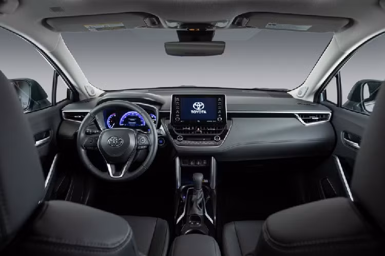 Bên ngoài, Toyota Corolla Cross 2022 được trang bị lưới tản nhiệt nổi bật và cụm đèn pha LED hai bên. Ngoài ra, xe còn có nẹp bằng nhựa màu đen xung quanh thân xe, thân vỏ cắt gọt sắc sảo, nóc dốc dần về phía sau, đường chân kính hất dần lên trên và bộ vành thép 17 inch tiêu chuẩn. Trong khi đó, bản cao cấp nhất của xe sẽ được trang bị vành hợp kim 18 inch.
