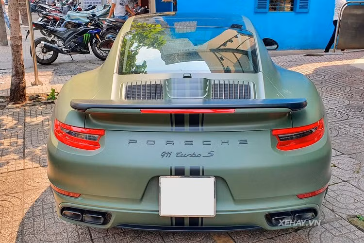 Là một siêu xe từng thuộc sở hữu của doanh nhân Đặng Lê Nguyên Vũ, chiếc Porsche 911 Turbo S này cũng mang trong mình "bộ cánh" màu xanh rêu quen thuộc, đây là gam màu ưa thích của "Ông trùm" cà phê Việt Nam. Nguyên bản, chiếc xe này có nước sơn màu xám lông chuột cũng rất đẹp mắt.