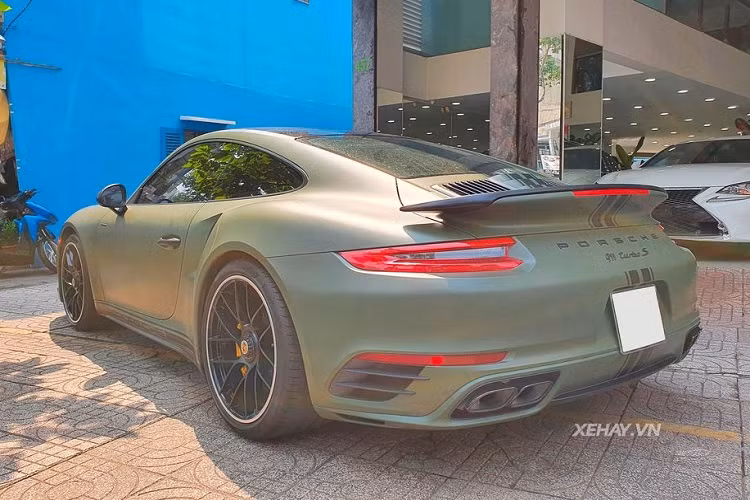 Thời gian tăng tốc của Porsche 911 Turbo S từ 0 - 100 km/h chỉ là 2,9 giây trước khi đạt vận tốc tối đa 330 km/h. Sức mạnh này tương đương hoặc thậm chí còn vượt qua nhiều siêu xe của Ý.
