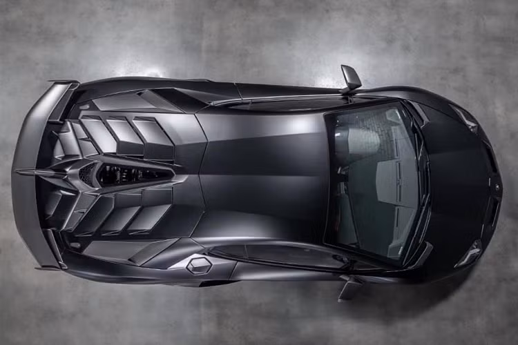 Việc được bổ sung bộ tăng áp khiến sức mạnh của siêu xe Lamborghini Aventador SVJ này tăng đáng kể. Ngoài ra, âm thanh động cơ cũng trở nên uy lực hơn, một phần nhờ vào hệ thống ống xả titan.