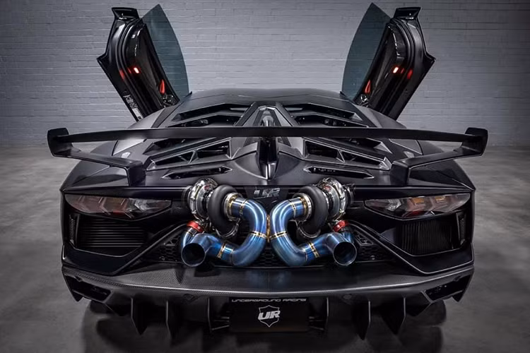 UR đã trang bị thêm cho chiếc siêu xe này bộ ECU JRR MoTeC M1 có phần mềm độc quyền của Aventador Racing, giúp xử lý tất cả yêu cầu điều chỉnh.