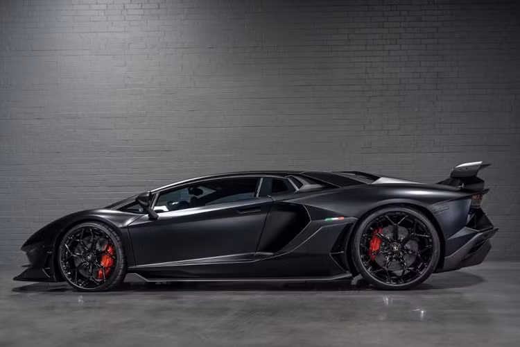 Nhờ bổ sung bộ tăng áp kép từ Precision Turbo &amp; Engine, chiếc Aventador SVJ này vượt xa hiệu suất tiêu chuẩn 759 mã lực và mô-men xoắn 728 Nm. Thay vào đó, nó có sức mạnh lên tới 1.600 mã lực, tuy nhiên đây chưa phải là con số tối đa.