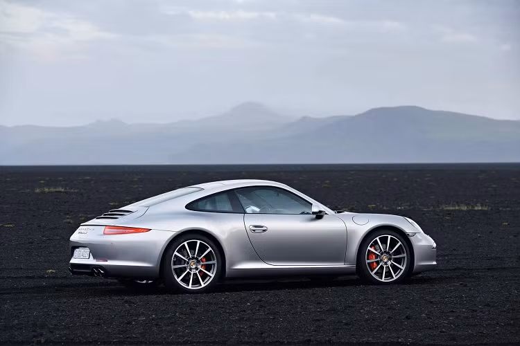 Ngoài ra, mui xe Porsche 911 Carrera S thế hệ thứ 8 cũng nhận sự cải tiến nhằm giúp cho tính khí động học tốt hơn. Vòng ra phía đuôi xe, Porsche 911 Carrera S 2020 có dải đèn phanh LED lấy cảm hứng từ Mission E, cản sau thiết kế lại và ống xả riêng biệt. Chưa hết, kích thước của Porsche 911 Carrera S 2020 còn có chiều rộng tăng 45 mm.