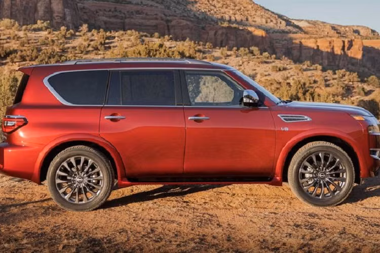 Nissan Armada 2021 vẫn sử dụng động cơ V8 5.6L nhưng sản sinh công suất 400 mã lực và mô-men xoắn cực đại 560Nm, thay vì mức 390 mã lực và 534 Nm của phiên bản chưa nâng cấp.