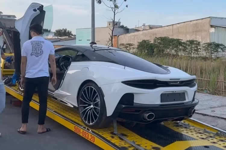 Mới đây, giới mê xe ở Cần Thơ đã khá quan tâm khi tại đây xuất hiện 1 chiếc xe chuyên dụng chở theo siêu xe McLaren GT đầu tiên và hiện cũng là chiếc xe duy nhất có mặt tại Việt Nam. Hiện chưa có nhiều thông tin về siêu xe McLaren GT này xuất hiện ở Cần Thơ là do 1 đại gia sinh sống ở đây mới tậu hay chỉ đơn giản là công ty nhập khẩu tư nhân mang xe đi trưng bày.