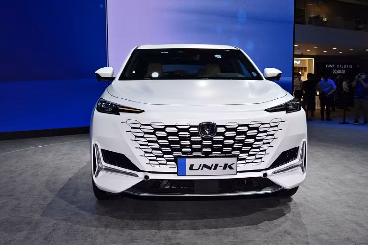 "Trái tim" của Changan UNI-K là khối động cơ xăng Blue Whale 4 xi-lanh, tăng áp, dung tích 2.0 lít, sản sinh công suất tối đa 233 mã lực và mô-men xoắn cực đại 390 Nm. Động cơ kết hợp cùng hộp số tự động Aisin 8 cấp và hệ dẫn động 4 bánh. Tại thị trường Trung Quốc, giá xe Changan UNI-K 2021 sẽ mềm hơn và cạnh tranh với những đối thủ như Hyundai Santa Fe, Toyota Highlander và Kia Sorento.
