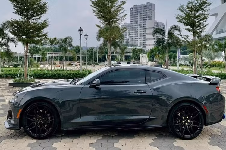 Được biết, sau gần 5 năm có mặt tại dải đất hình chữ S, chiếc xe Chevrolet Camaro đời 2017 này đã lăn bánh được 6.500 km, đây được cho là chiếc xe Camaro có số đồng hồ công tơ mét còn khá tốt tại Việt Nam.