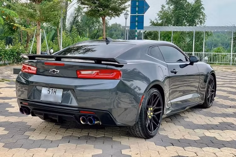 Những chiếc xe Chevrolet phiên bản Camaro cùng đời đều đã chạy trên 10.000 km. Cách đây 3 năm, một chiếc xe thể thao Chevrolet Camaro RS độ body kit ZL1 2018 tại Sài thành rao bán 2,3 tỷ đồng đã chạy được quãng đường hơn 11.000 km.