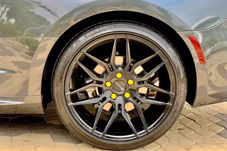 Ngoài màu sơn xám mạnh mẽ, chiếc xe thể thao Chevrolet Camaro đời 2017 này còn được độ bài bản với body kit ZL1 mang đến ngoại hình hầm hố bao gồm nắp capô nổi bật, cản va trước, hốc gió mở rộng và thêm cánh lướt gió nhỏ.