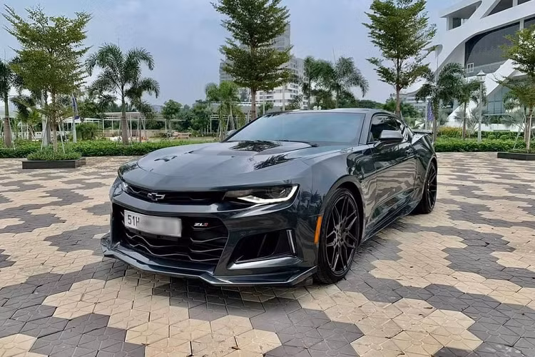 Những chiếc xe thể thao Chevrolet Camaro đời 2017 trở lại đây luôn được các tay chơi xe lướt tìm đến để trải nghiệm, lý do là mức giá bán của xe đã phần nào hạ nhiệt nhiều so với lúc mới về nước và có nhiều chiếc đã được chủ nhân "lên đời" bản cá tính và siêu mạnh Chevrolet Camaro ZL1 nên rất đáng để cân nhắc.