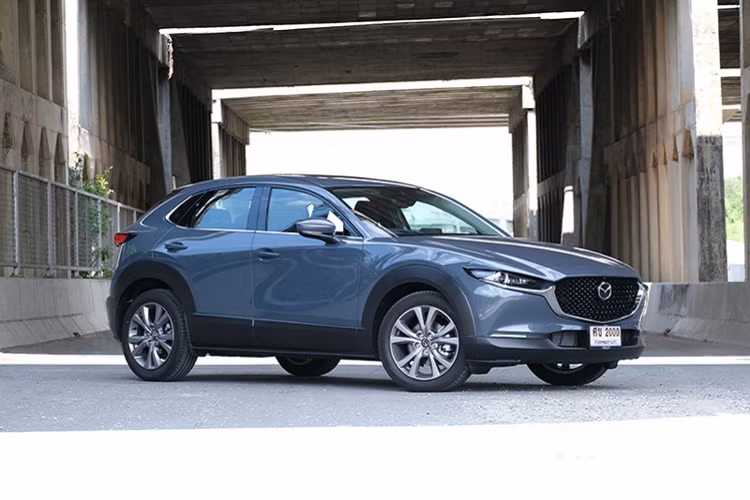 Tại Thái, CX-30 dùng động cơ SkyActiv-G 4cyl 2.0L cho công suất tối đa 162 mã lực tại 6.000 vòng /phút và mô-men xoắn cực đại 213 Nm tại 4.000 vòng/ phút kết hợp với hộp số tự động 6 cấp (6 AT) và hệ dẫn động cầu trước (FWD). Tương tự Mazda3, CX-30 sử dụng hệ thống treo kiểu McPherson ở phía trước và giảm xóc sau dạng thanh xoắn (torsion beam).