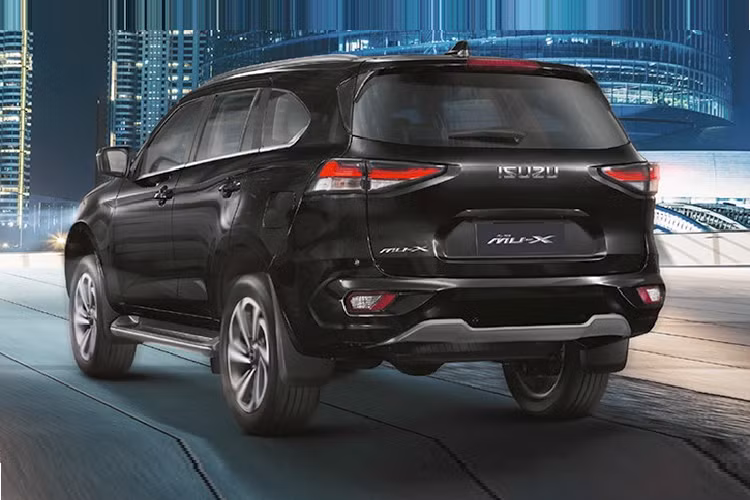 Không chỉ tăng kích thước, mẫu xe SUV Isuzu MU-X mới còn được trang bị cụm đèn pha LED mượt mà hơn, đi kèm dải đèn LED định vị ban ngày, lưới tản nhiệt mới với 2 nan nằm ngang gợi liên tưởng đến cặp "răng nanh" và 2 đèn sương mù nhỏ hình tròn trên cản trước. Tiếp đến là đường gân dập nổi, chạy từ chắn bùn trước đến cột D, kính cửa sổ thay đổi hoàn toàn, cột C mỏng hơn và vành la-zăng có đường kính từ 17-20 inch.