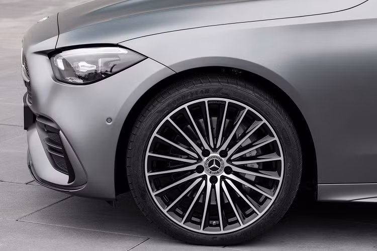 Hãng xe Đức bổ sung 5 màu sơn và các tùy chọn mâm mới cho C-Class 2022. Nội thất xe cũng có các tùy chọn về vật liệu mới. Mercedes bắt đầu phân phối C-Class thế hệ mới tại Mỹ vào nửa đầu năm 2022.