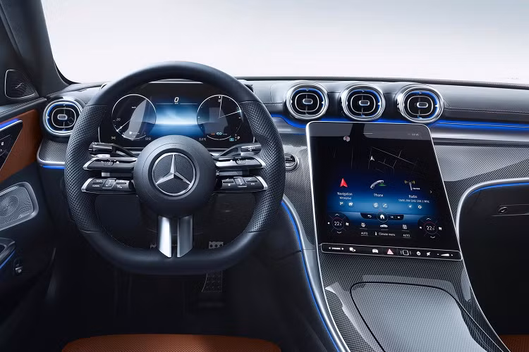 Trang bị tiêu chuẩn của C-Class 2022 gồm bảng đồng hồ kỹ thuật số 12,3 inch, màn hình trung tâm 11,9 inch được đặt dọc và nghiêng góc 6 độ về người lái để thuận tiện cho việc thao tác. Các chi tiết này lấy cảm hứng từ S-Class thế hệ mới.