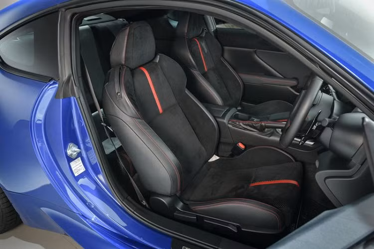 Không gian thân xe cũng được đánh giá tốt đối với một chiếc coupe nhỏ gọn, Subaru cho biết hàng ghế sau có thể gập xuống gọn gàng để cung cấp đủ chỗ cho 4 bánh xe và một bộ gậy đánh gôn hoặc một chiếc xe đạp leo núi.