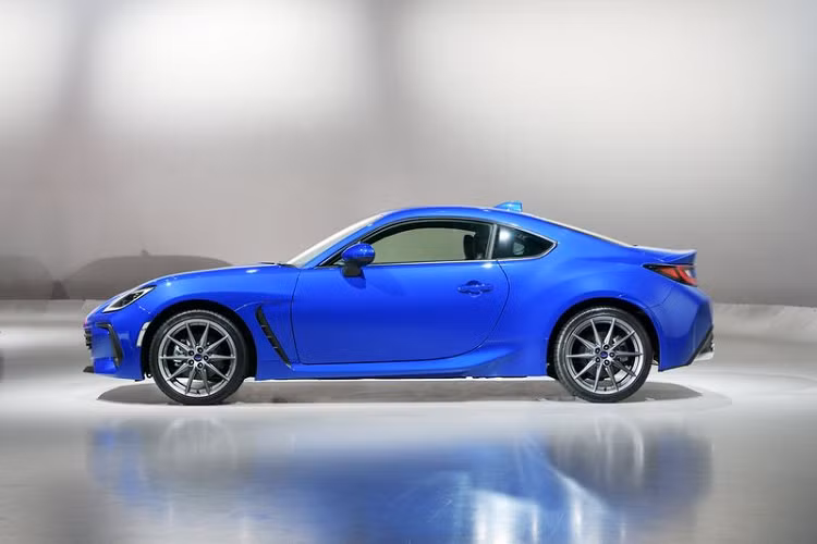 Tương tự Toyota GR 86, Subaru BRZ 2022 rất chú trọng vào sự an toàn, vì vậy, xe được trang bị bộ công nghệ hỗ trợ người lái EyeSight của Subaru, bao gồm các tính năng cảnh báo tiền va chạm, các biện phạm tránh va chạm thứ cấp để giảm thiểu tác động khi xe gặp va chạm, cùng tính năng hỗ trợ cứu hộ khẩn cấp trong trường hợp không may xảy ra tai nạn nghiêm trọng. Mức giá xe Subaru BRZ 2022 chưa được công bố.