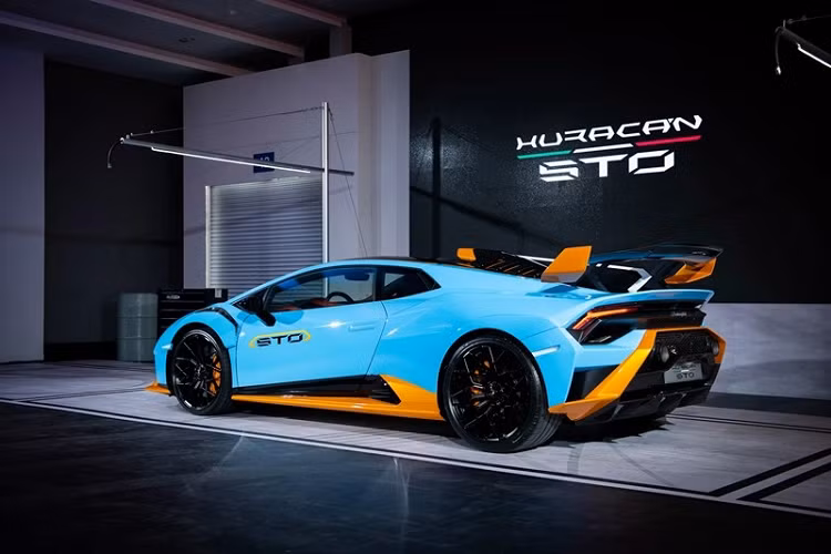 Hiện số lượng xe Lamborghini của các nhà giàu Thái Lan ước tính hơn 350 chiếc và hơn phân nửa số này được nhập khẩu chính hãng. Lý do các đại gia ở đây mua xe chính hãng chính là dịch vụ hậu mãi và quan trọng là giá bán ra khá tốt. Chẳng hạn như mức giá xe Lamborghini Huracan STO ở Thái Lan chỉ là 29,99 triệu Baht (tương đương 23 tỷ đồng). Mức giá này của siêu xe Lamborghini Huracan STO còn rẻ hơn giá xe Lamborghini Huracan LP610-4 chính hãng tại Việt Nam.
