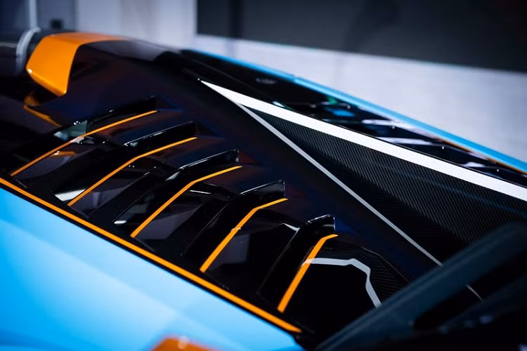 Lamborghini Huracan STO mới ra mắt tại thị trường Thái Lan được đánh giá gói gọn trong 3 từ là Nhanh-Gọn-Chất. Nhanh ở đây chính là việc Lamborghini Huracan STO sở hữu khối động cơ V10, dung tích 5.2 lít, mang đến công suất tối đa 640 mã lực và mô-men xoắn cực đại 565 Nm.