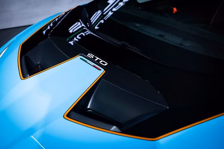 Cụ thể, nhờ sử dụng lên đến 75% là sợi carbon, Lamborghini Huracan STO sở hữu trọng lượng xe ở mức chỉ 1.339 kg, nhẹ hơn Huracan Performante đến 43 kg. Chất chính là việc ở ngoại thất, Lamborghini Squadra Corse đã thiết kế lại toàn bộ thân vỏ, lấy cảm hứng từ chiếc Huracan GT3 và Huracan Super Trofeo nhằm tối ưu hóa khí động học. Diện mạo đầu xe được làm nguyên khối, bằng sợi carbon với các hốc gió thiết kế khác biệt hoàn toàn so với các phiên bản Lamborghini Huracan trước đó. Mui xe, chắn bùn và cản của Lamborghini Huracan STO được lấy cảm hứng từ Sesto Elemento.