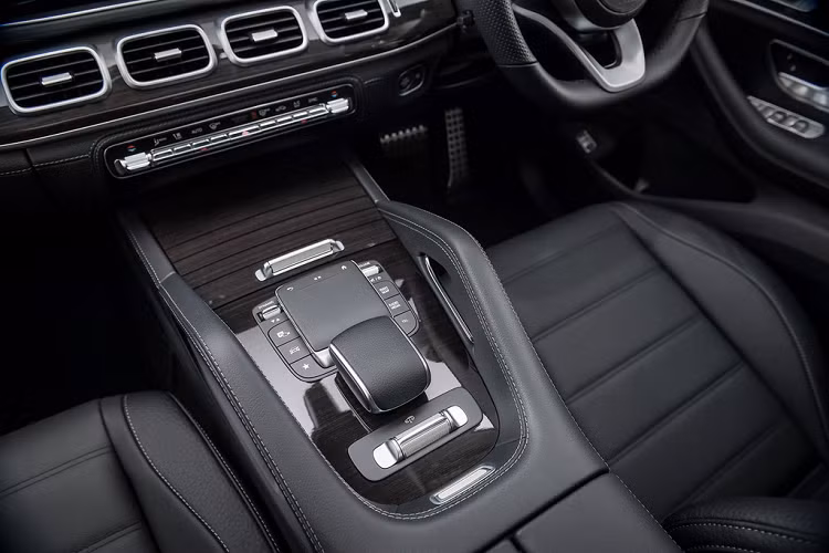 Với sức chứa 7 người, nội thất của GLS 350 d 4MATIC AMG Premium rộng rãi và thoải mái, trục cơ sở dài cũng giúp khoảng để chân dư dả, hàng ghế thứ 2 chỉnh điện và có chức năng nhớ vị trí, lưng ghế có thể dịch chuyển 10 cm. Trong khi đó hàng ghế thứ 3 vẫn đủ rộng rãi cho người cao trên 1m90. 