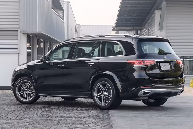 Mercedes-Benz GLS 350 d 4MATIC AMG Premium được trang bị động cơ diesel 6 xy-lanh 2.9L, kết hợp với công nghệ Hybrid Mileage 48V EQ Boost, hộp số tự động 9 cấp 9G-Tronic, công suất cực đại 282 mã lực tại 3.400-4.600 vòng/phút, mô-men xoắn 600 Nm tại 1.200-3.200 vòng/phút. Khả năng tăng tốc 0-100 km/h chỉ mất 7 giây, trước khi đạt tốc độ tối đa 227 km/h. 