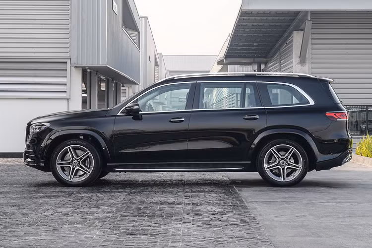 Mercedes-Benz GLS 350 d 4MATIC AMG Premium 2021 có kích thước dài x rộng x cao lần lượt 5.226 x 2.030 x 1.845 mm, chiều dài cơ sở đạt 3.135 mm. So với đời xe cũ, GLS mới dài hơn 77 mm và rộng hơn 22 mm. Chiều dài cơ sở được kéo dài thêm 60 mm, giúp mở rộng khoang nội thất và tăng sự thoải mái cho hành khách ngồi ở hàng ghế thứ 2 và thứ 3. Xe sở hữu bộ mâm hợp kim AMG 5 chấu kép, 21 inch và cửa sổ trời toàn cảnh. 
