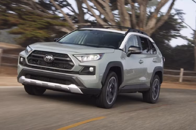  4. Toyota RAV4 (430.387 xe) RAV4 tăng doanh số trong ba tháng đầu năm 2020. Tuy nhiên, những ảnh hưởng của đại dịch vẫn quá lớn nên mẫu xe này kết năm với doanh số giảm nhẹ 4%. Toyota RAV4 cũng chính thức trở thành mẫu xe con bán chạy nhất tại Mỹ trong năm 2020 (trừ bán tải). 