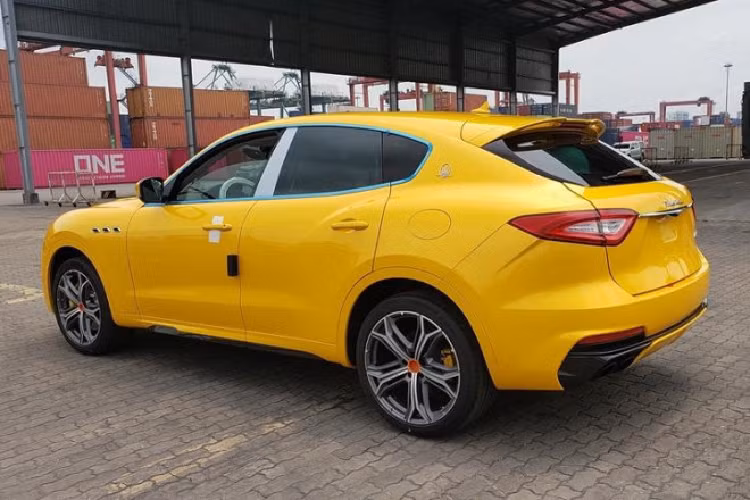 Bậc cửa xe vẫn là dòng chữ Maserati phát sáng, điểm nhấn là tựa đầu ghế ngồi có thêu tên Trofeo màu vàng tông xuyệt tông ngoại thất, thảm trải sàn độc đáo, trang bị đồng hồ đặt trên mặt táp-lô và hệ thống âm thanh vòm xịn Bowers &amp; Wilkins 1.280w với 17 loa...