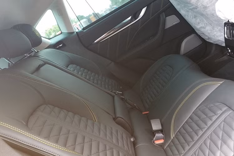 Ngoài ra xe có thêm cản va trước bằng sợi carbon hầm hố. Ngoài ra, Maserati Levante Trofeo cũng sử dụng đèn pha Full Matrix LED. Khác với Maserati Levante, phiên bản đắt tiền nhất sở hữu bộ mâm đa chấu kép thiết kế riêng biệt. 