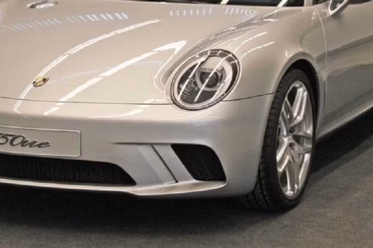 Theo tạp chí Quattroruote của Ý, mẫu Porsche 550one độc đáo này chưa bao giờ được sản xuất vì ban giám đốc ở Zuffenhausen có những sản phẩm tiềm năng hơn vào thời điểm đó. 