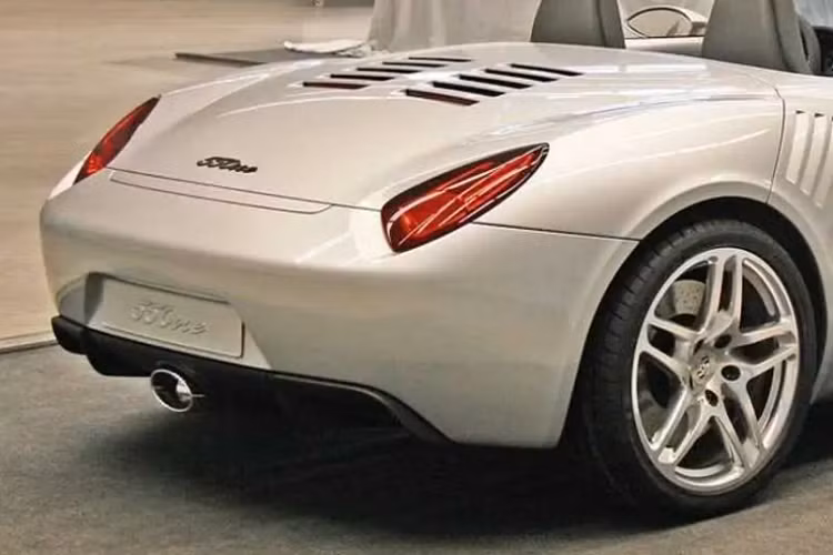 Chiếc “Little Bastard” thế kỷ 21 đã giữ bí mật suốt bao năm qua và nó mang dáng vẻ của một chiếc roadster động cơ đặt giữa với các chi tiết thiết kế nổi bật như hốc gió lớn, ống xả trung tâm giống như những chiếc Porsche thập niên 1950. Ở phía sau, chiếc xe dường như còn có một cánh gió mà sẽ mở ra ở một tốc độ cụ thể nào đó, nhưng tiếc rằng không ai có thể biết rõ điều này bởi 550one chỉ là một mẫu xe trưng bày tĩnh vì ống xả không hề kết nối với thứ gì cả.