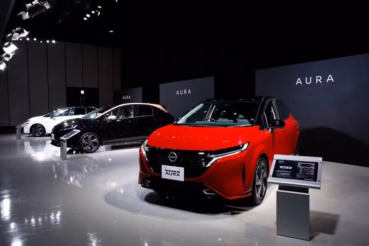 Chưa hết, Nissan Note Aura 2022 còn có bảng đồng hồ kỹ thuật số với màn hình 12,3 inch và màn hình cảm ứng 8 inch của hệ thống thông tin giải trí tương tự dòng Note thông thường. Hệ thống âm thanh Bose Personal Plus, bổ sung loa nằm trong tựa đầu ghế trước, hứa hẹn mang đến "trải nghiệm âm thanh cao cấp", là trang bị tùy chọn của xe. Khi mua Nissan Note Aura 2022, khách hàng Nhật Bản có thể chọn 1 trong 2 phiên bản là G hoặc G Four.