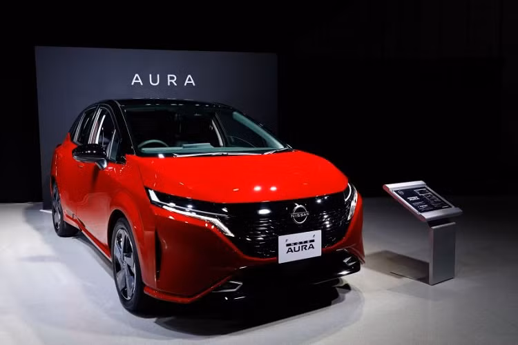 Khác với đầu xe, sườn xe của Nissan Note Aura 2022 có thiết kế khá giống với Note thông thường, trừ bộ vành hợp kim 17 inch màu xám nòng súng mới. Trong khi đó, đuôi xe được bổ sung cụm đèn hậu LED nối với nhau bằng dải đèn thanh mảnh và nẹp màu đen ở giữa. Trên nẹp màu đen này còn có tem chữ nổi "Nissan", thay cho logo của hãng. Không chỉ thay đổi thiết kế, Nissan Note Aura 2022 còn có kích thước khác biệt so với Note thường. Cụ thể, xe sở hữu chiều rộng 1.735 mm, tăng 40 mm so với Nissan Note tiêu chuẩn. Điều này mang đến dáng vẻ bề thế và trọng tâm thấp cho xe.